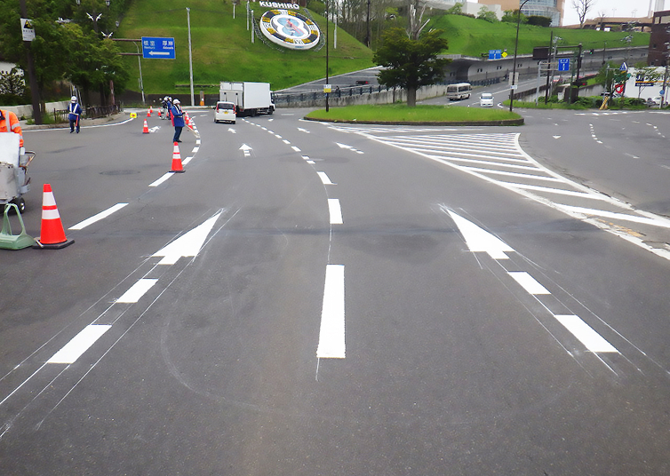 区画線：進行方向